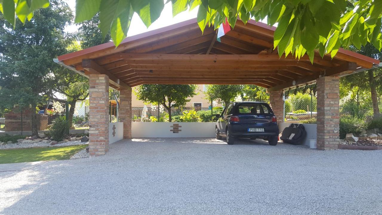 קסזטלי Gyoengyvirag Apartman מראה חיצוני תמונה