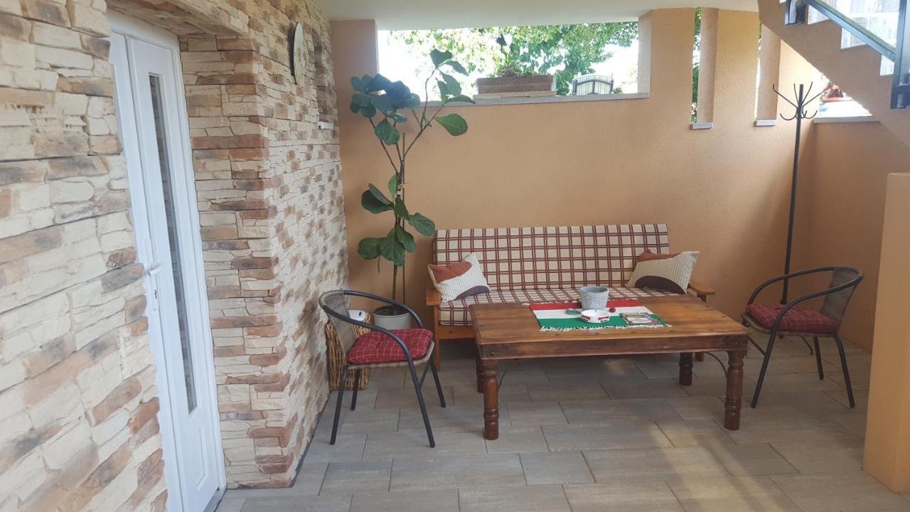 קסזטלי Gyoengyvirag Apartman מראה חיצוני תמונה