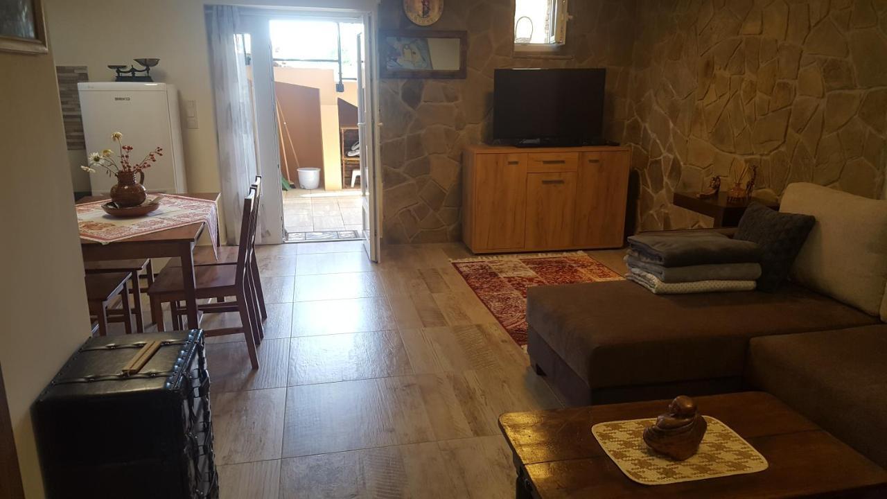 קסזטלי Gyoengyvirag Apartman מראה חיצוני תמונה