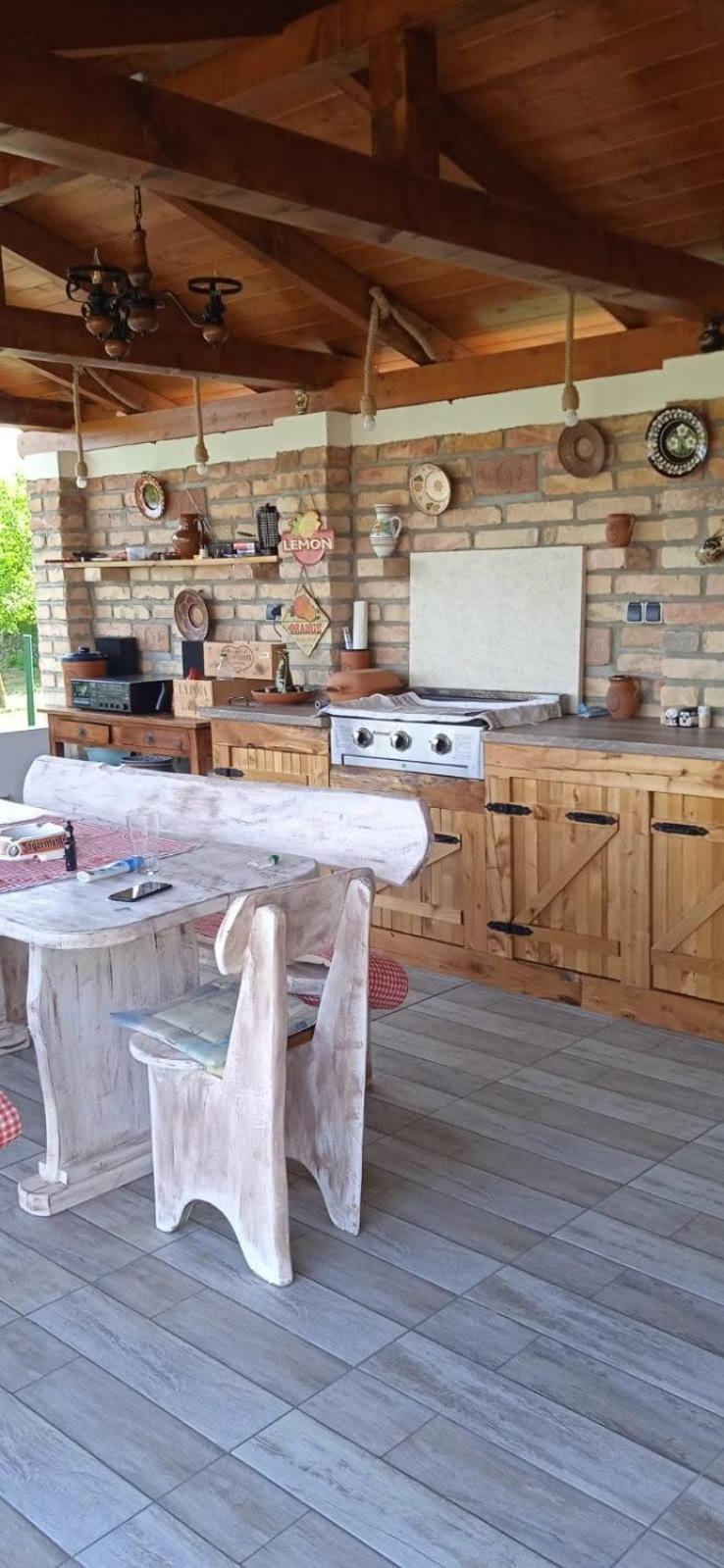 קסזטלי Gyoengyvirag Apartman מראה חיצוני תמונה